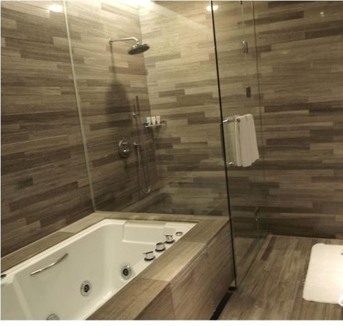 光州にあるラマダ プラザ クァンジュのバスルーム(バスタブ、シャワー付)
