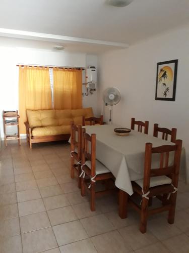 Ruang duduk di BAMBÚ Apart