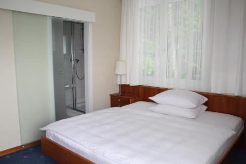 Katil atau katil-katil dalam bilik di Hotel Rosanna - Rooms only mit Self Check In by S4Y