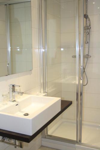Bilik mandi di Hotel Rosanna - Rooms only mit Self Check In by S4Y
