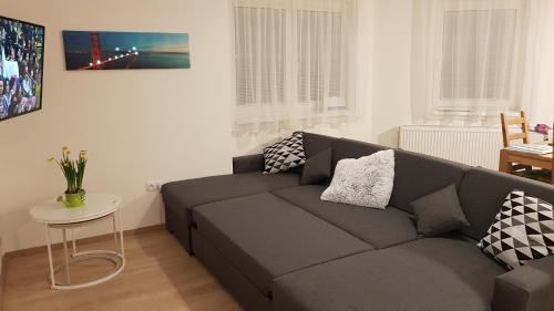 uma sala de estar com um sofá e uma mesa em Apartmán Alfa 11 em Cerný Dul