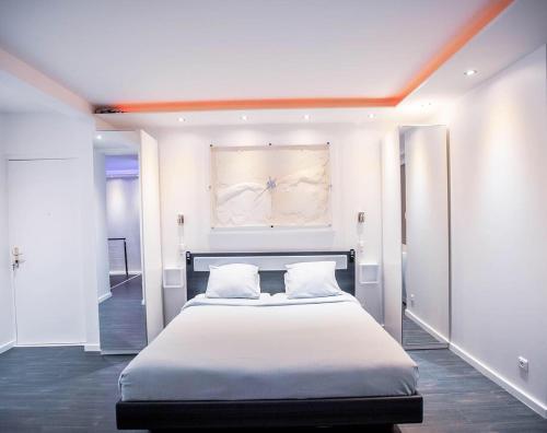 1 dormitorio con 1 cama blanca grande y 2 almohadas en MeandYou Hammametspa en Colmar
