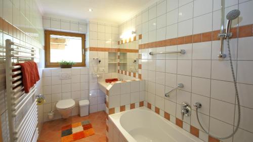 Ένα μπάνιο στο Komfort-Apartments Zufriedenheit