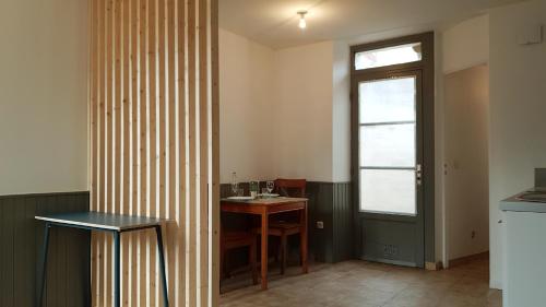 une chambre avec une table, une table et une fenêtre dans l'établissement 10 Rue du Bourg Neuf, à Bruyères-le-Châtel
