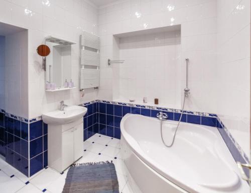y baño con bañera, aseo y lavamanos. en Grand Lviv Apartment I (1 of 3) en Leópolis