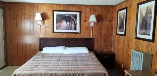 Tempat tidur dalam kamar di The Whispering Elms Motel