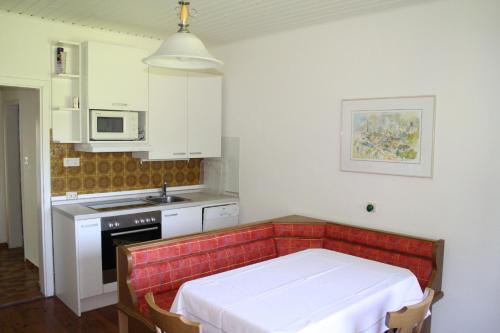 een keuken met een tafel in het midden bij Ferienwohnungen Benedikt in Villach