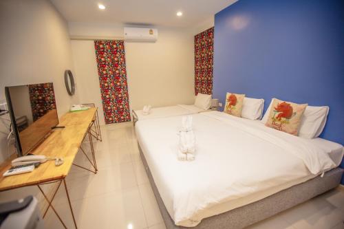 Tempat tidur dalam kamar di iRabbit Hotel