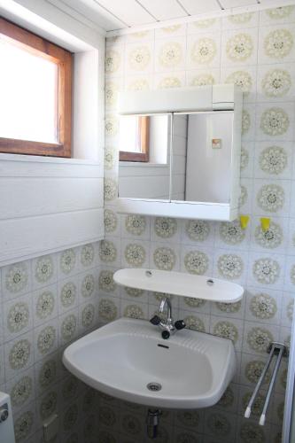 a bathroom with a white sink and a mirror at Ferienwohnungen Benedikt in Villach