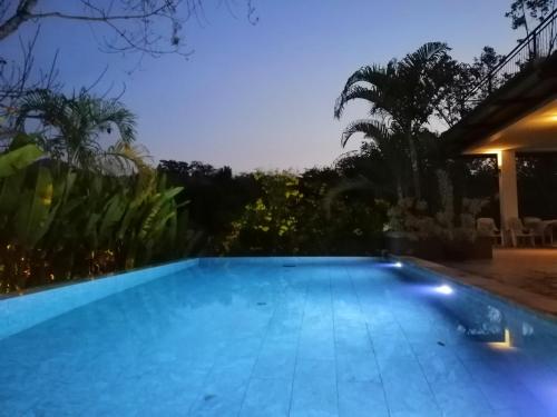 Ban Muang MaiにあるTwin Villaの- ヴィラ内のスイミングプール(夜間)
