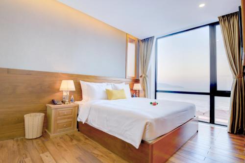 Giường trong phòng chung tại Sunny Ocean Hotel & Spa