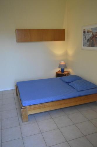 - une chambre avec un lit doté d'un matelas bleu dans l'établissement Studio A, à Hyères