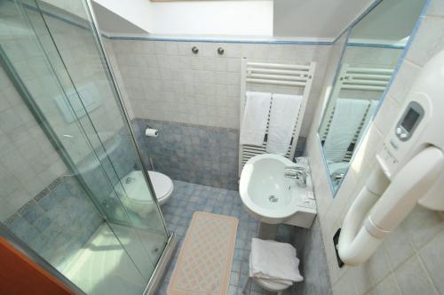 łazienka z toaletą, umywalką i prysznicem w obiekcie Locanda Sant'Anna Hotel w Wenecji