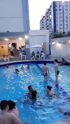un grupo de personas en una piscina en Eldorado Flat Service, en Caldas Novas