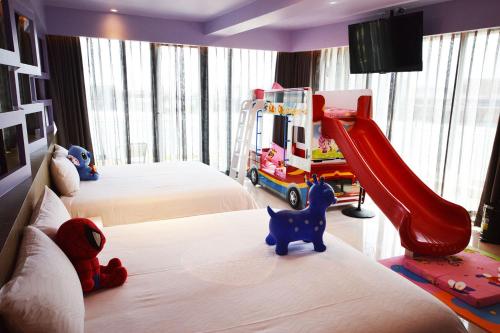 a childs bedroom with two beds with a slide at Diudiu Dang Paternity B&B in Dongshan