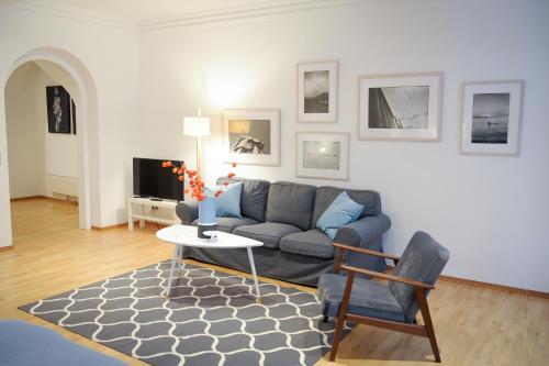 City Center Apartment في فيينا: غرفة معيشة مع أريكة وطاولة
