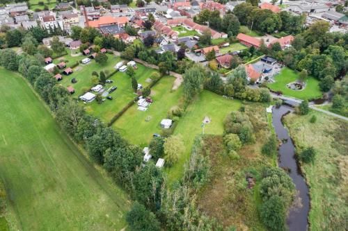Letecký snímek ubytování Omme Å Camping & Cottages
