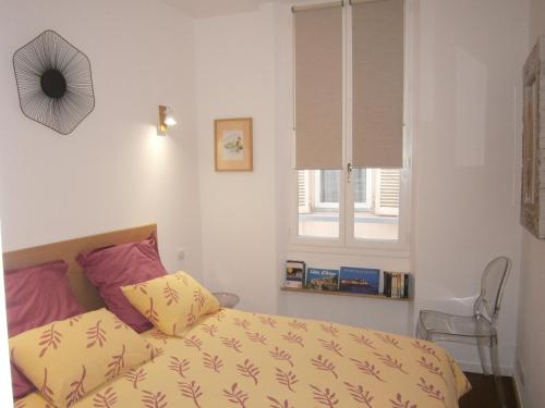 une chambre avec un lit et une fenêtre dans l'établissement APPARTEMENT 2 PIECES COEUR VIEIL ANTIBES, à Antibes