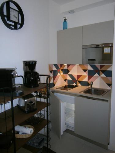 - une cuisine avec un évier et un comptoir avec un comptoir dans l'établissement APPARTEMENT 2 PIECES COEUR VIEIL ANTIBES, à Antibes