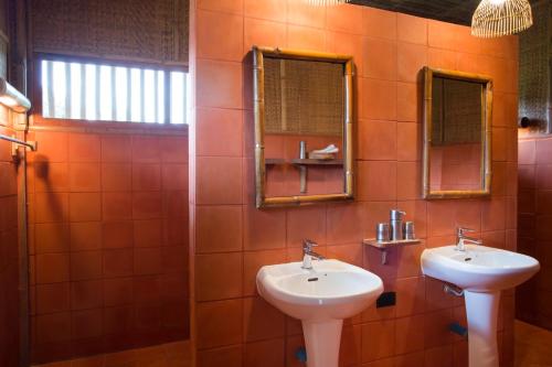 Lisu Lodge tesisinde bir banyo