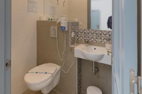 Bilik mandi di Hostal Gravina