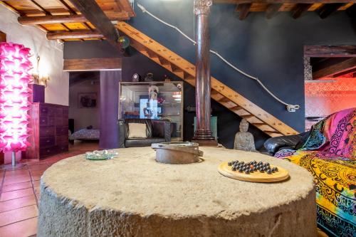 a living room with a table with a pot on it at Ca Carmela, casa con Encanto con Piscina "Parque Natural Sierra Calderona"cerca Garbi, Good Vives! in Valencia