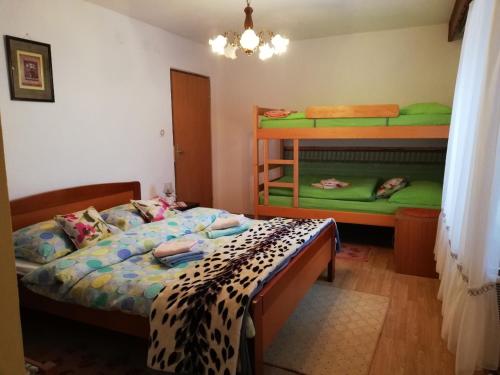 Двухъярусная кровать или двухъярусные кровати в номере Apartment Resman
