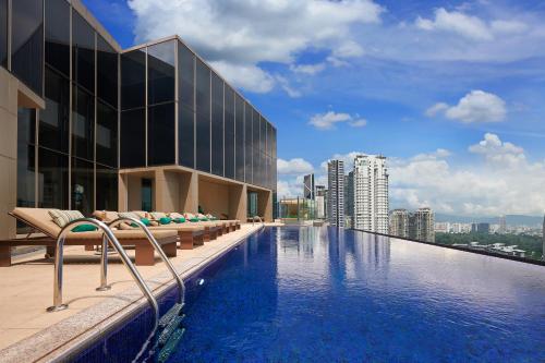 Pavilion Hotel Kuala Lumpur Managed by Banyan Tree في كوالالمبور: مسبح على سطح مبنى