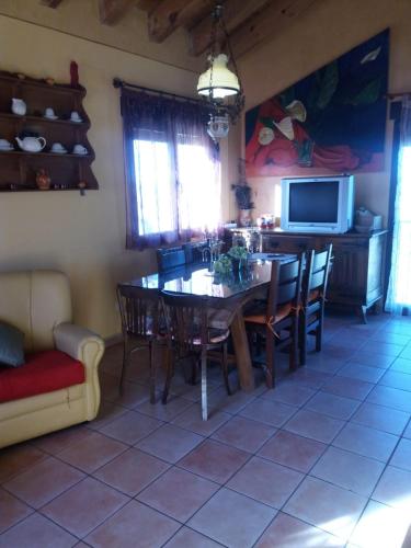 a dining room with a table and chairs at El Balcón de la Mata in Mata de Quintanar