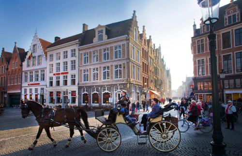 a horse drawn carriage on a city street at Residentie Mariposa in Knokke-Heist