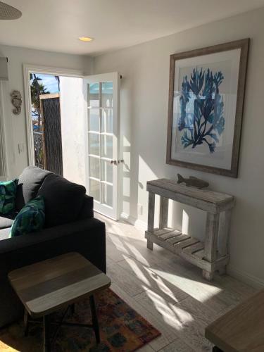a living room with a couch and a table at Sea Horse Resort in San Clemente