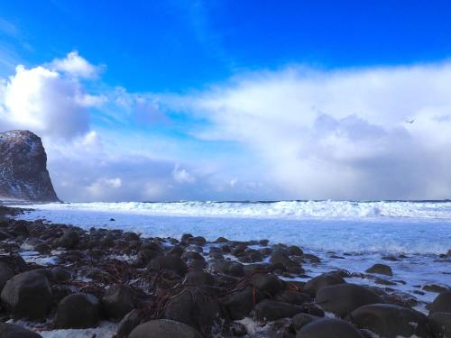 a group of rocks on a beach near the ocean at Beach View Lofoten in Bøstad