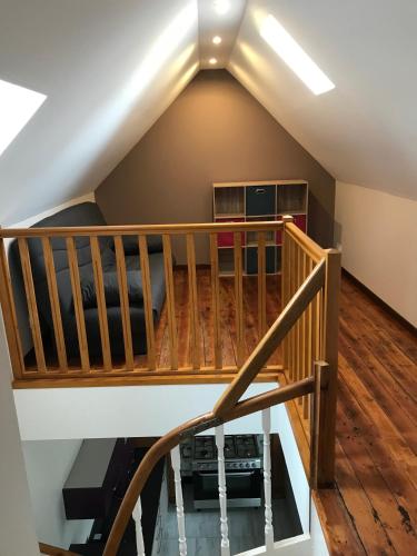 Cette chambre mansardée dispose d'un escalier et d'un plafond. dans l'établissement Gite La Baie & Gite La Dune, à Pendé