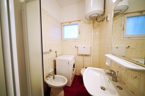 リド・ディ・スピーナにあるVilletta Botticelliの小さなバスルーム(トイレ、シンク付)