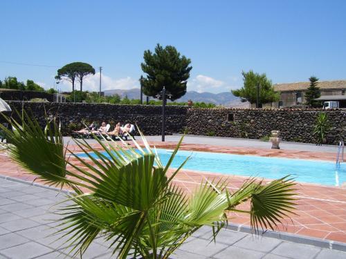 Etna Wine Azienda Agrituristica tesisinde veya buraya yakın yüzme havuzu