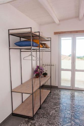 a shelf in a room with a window at Agriturismo Cozzo di Papaleo in Ragusa