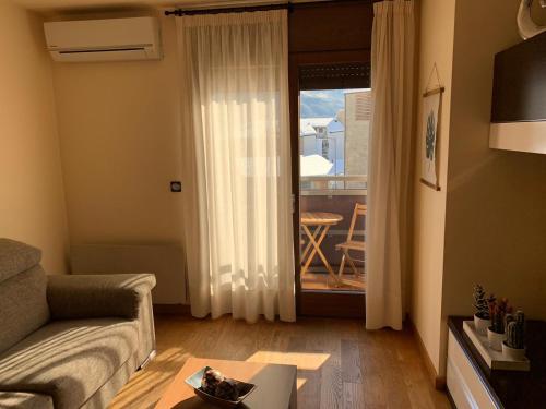 A seating area at Apartament Neret I