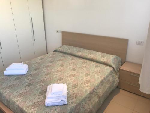 a bedroom with a bed with two towels on it at Villa Gentile in Cavallino-Treporti
