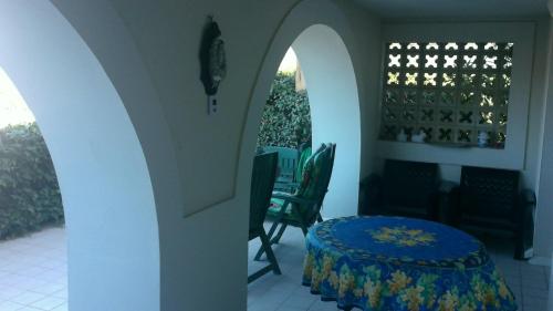 une pièce avec une table, des chaises et une fenêtre dans l'établissement Face à l'océan - Boulevard de la mer - T3, à Hendaye