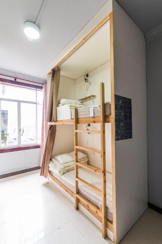 Postel nebo postele na pokoji v ubytování Hi Grey Hostel Xingping
