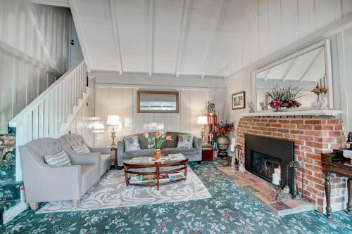 a living room with a couch and a fireplace at Carmel Green Lantern Inn in Carmel