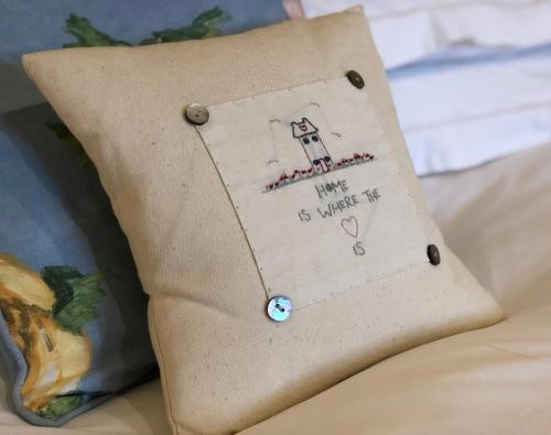 Una almohada con una foto de un faro. en Ivy Cottage, en Laxton