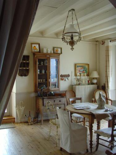 une pièce avec une table et des chaises et une salle à manger dans l'établissement Villa le Lac - Cottage au bord du Lac d' Annecy - chambres -, à Veyrier-du-Lac