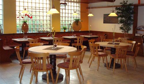 a dining room with tables and chairs in a restaurant at Hotel Rhein-Ahr in Remagen