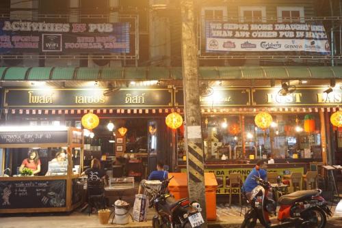 a group of motorcycles parked in front of a restaurant at Khoksametchun Hostel in Hat Yai