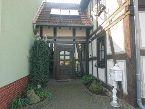 an entry to a building with a door and a courtyard at Fachwerkhaus in D 63667 Nidda für 8 bis 12 Personen in Nidda