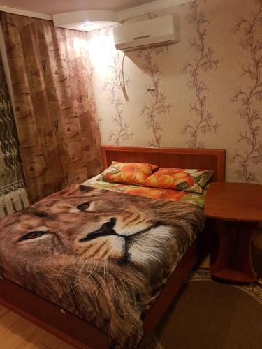 een slaapkamer met een bed met een tijgerdesign bij House Hotel Apartments 3 in Rivne