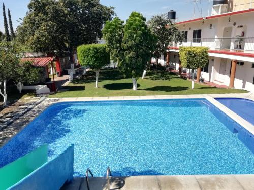 a large swimming pool in front of a building at Hotel Quinta Paraiso in Cocoyoc