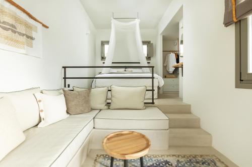 Кровать или кровати в номере Chora Kythnos Suites adults only