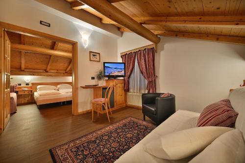 Postel nebo postele na pokoji v ubytování Hotel Livigno